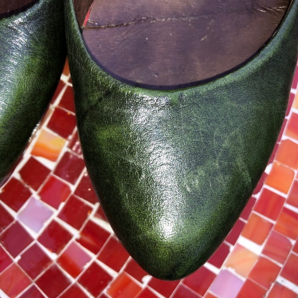 EUROPEA Green Leather Pump w Lifted Toe - Picture 5 of 8